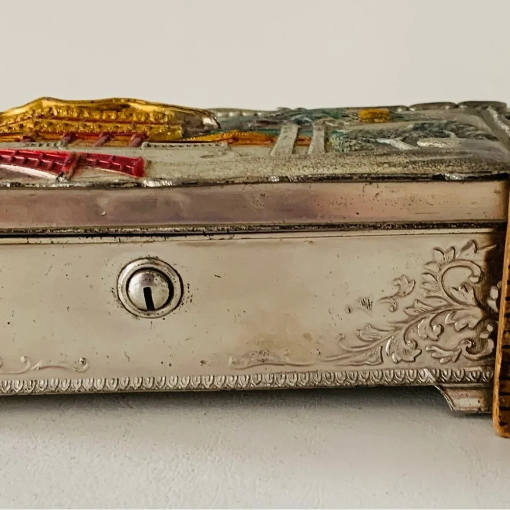 Oriental Pogoda metal trinket box